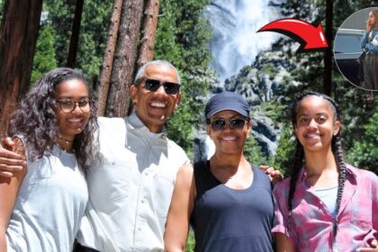 Barack and Michelle Obama with their daughters Malia and Sasha